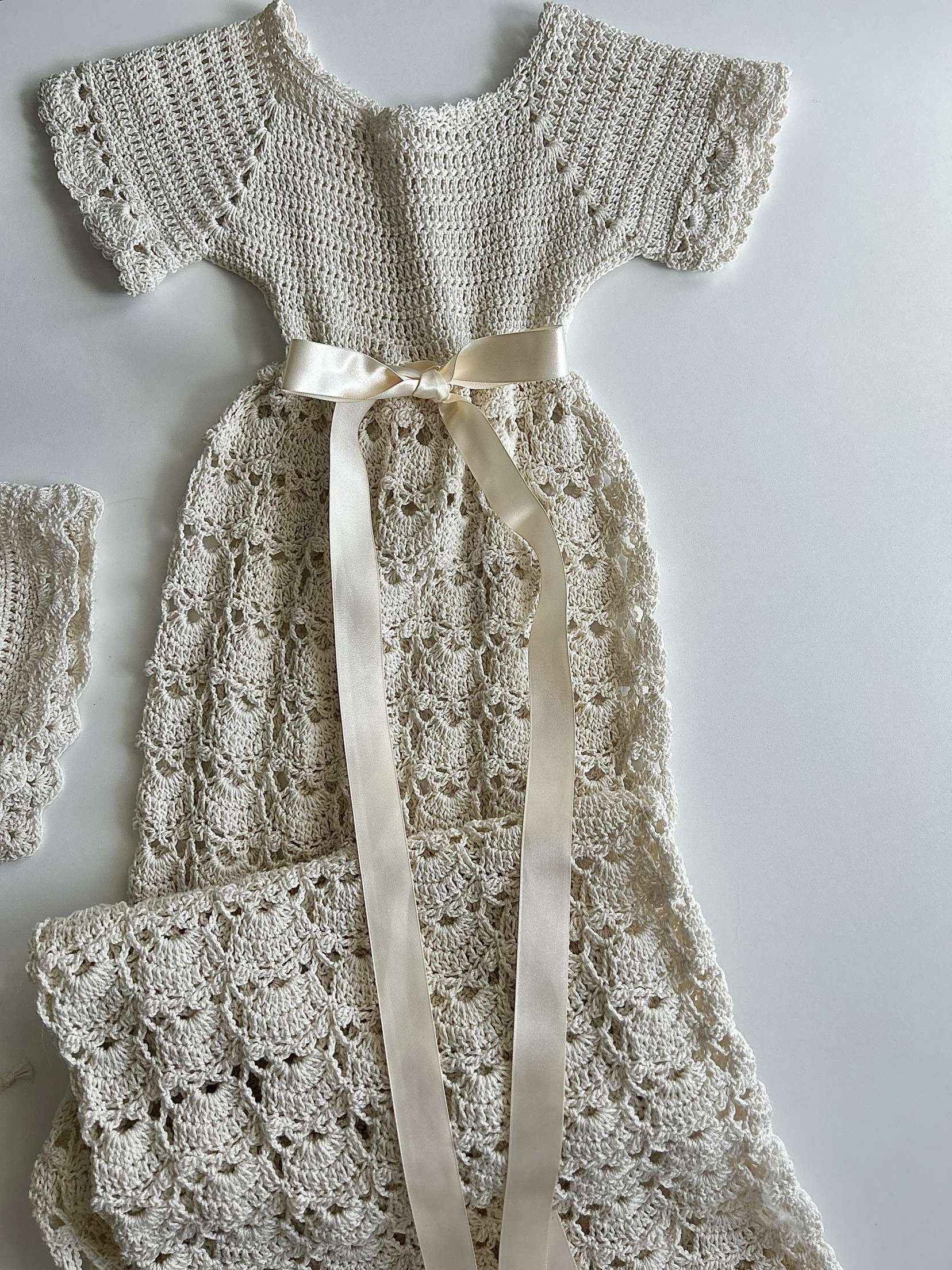 HANDGJORD DOPKLÄNNING MED MÖSSA - Best Clothes