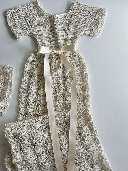 HANDGJORD DOPKLÄNNING MED MÖSSA - Best Clothes