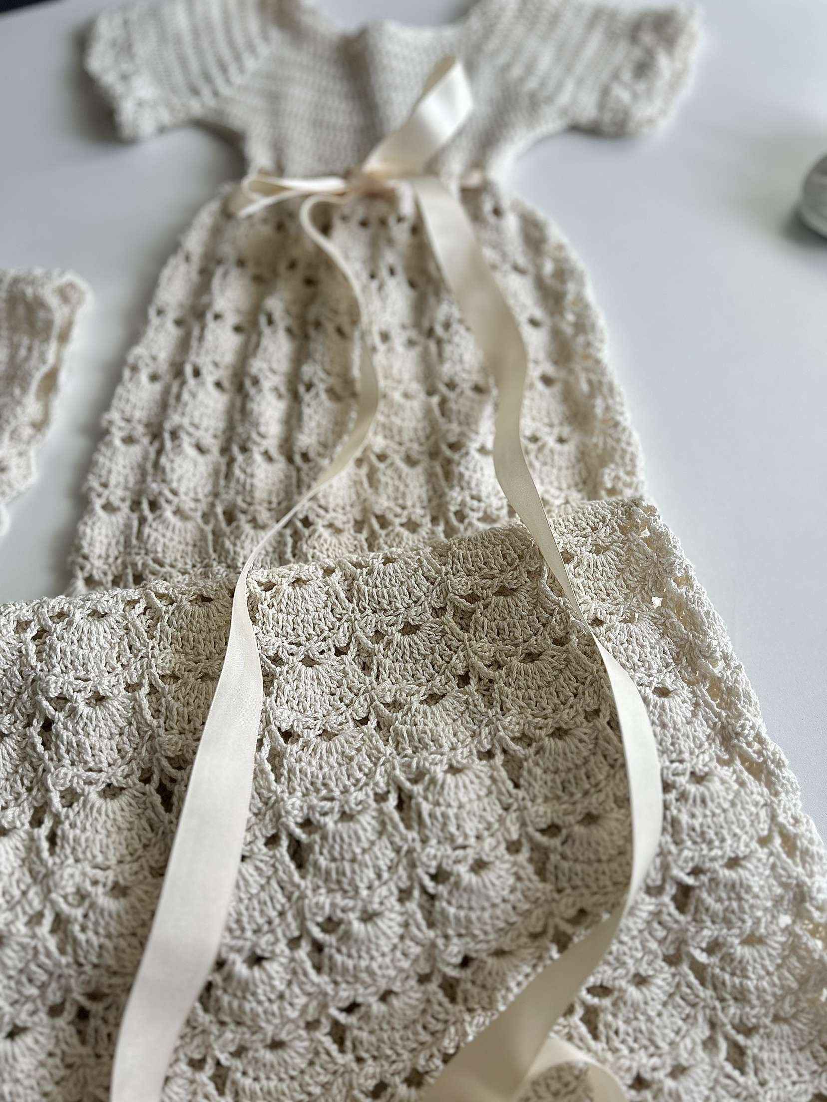 HANDGJORD DOPKLÄNNING MED MÖSSA - Best Clothes