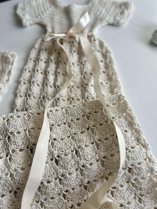 HANDGJORD DOPKLÄNNING MED MÖSSA - Best Clothes