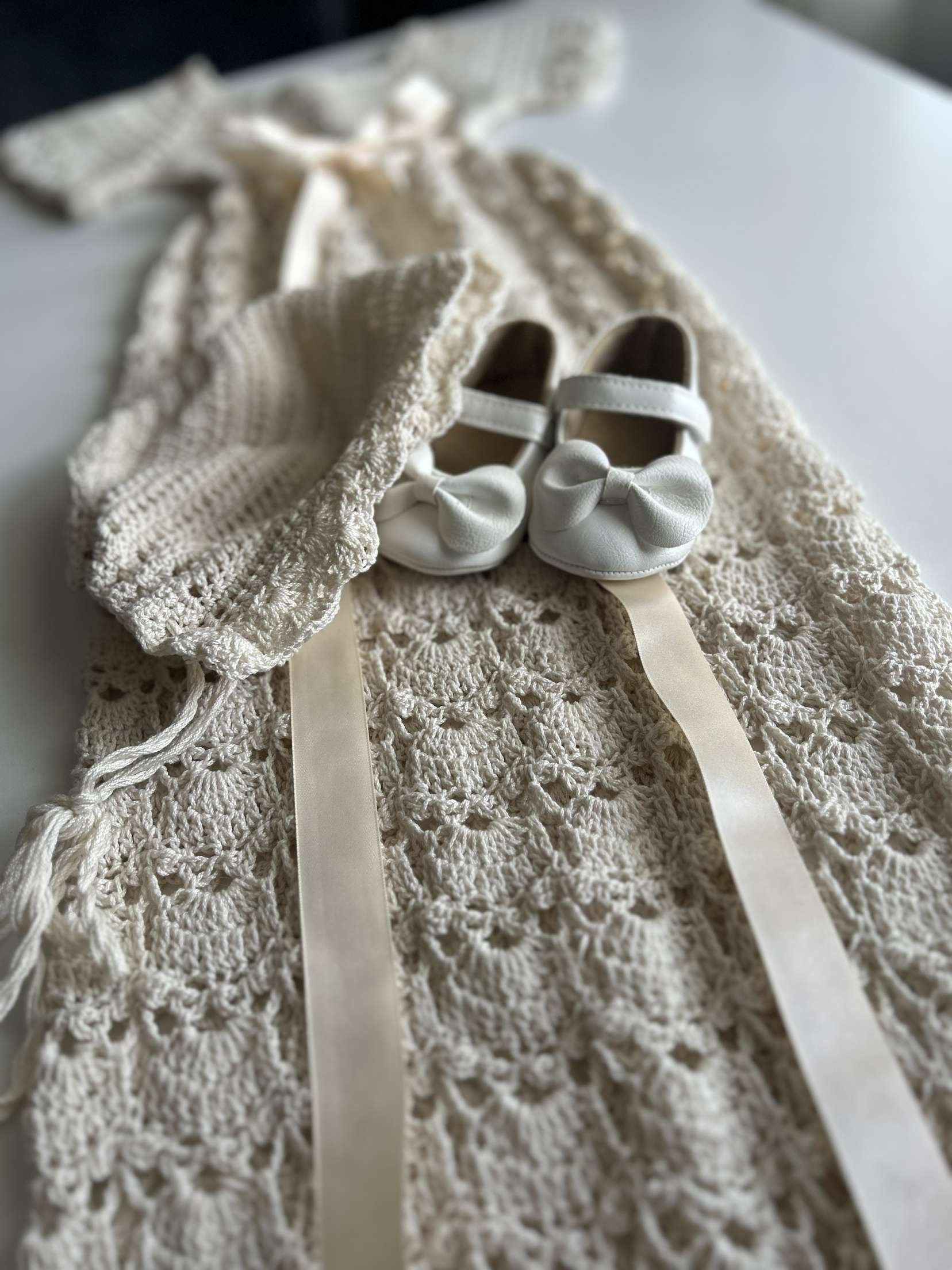 HANDGJORD DOPKLÄNNING MED MÖSSA - Best Clothes