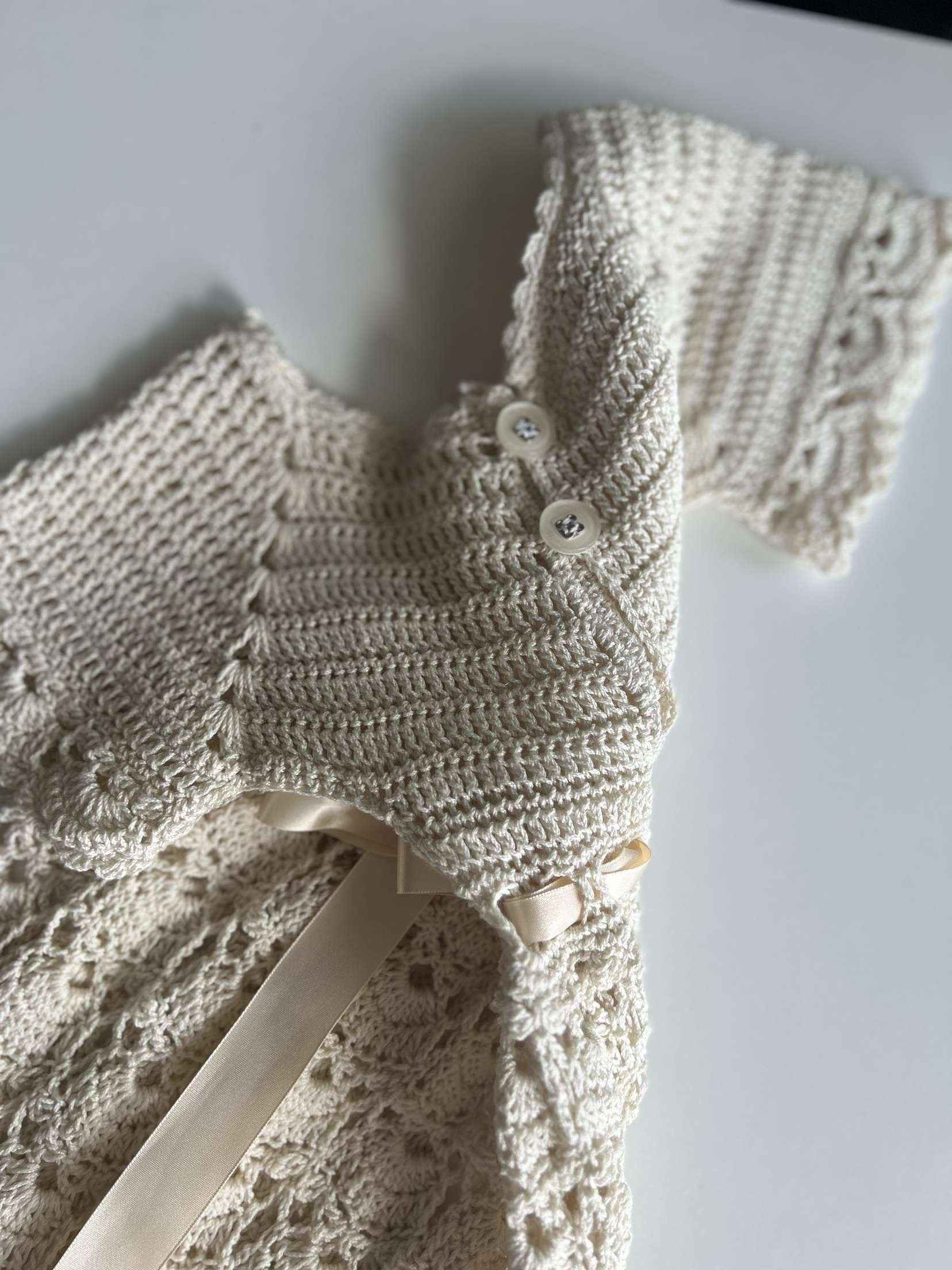 HANDGJORD DOPKLÄNNING MED MÖSSA - Best Clothes