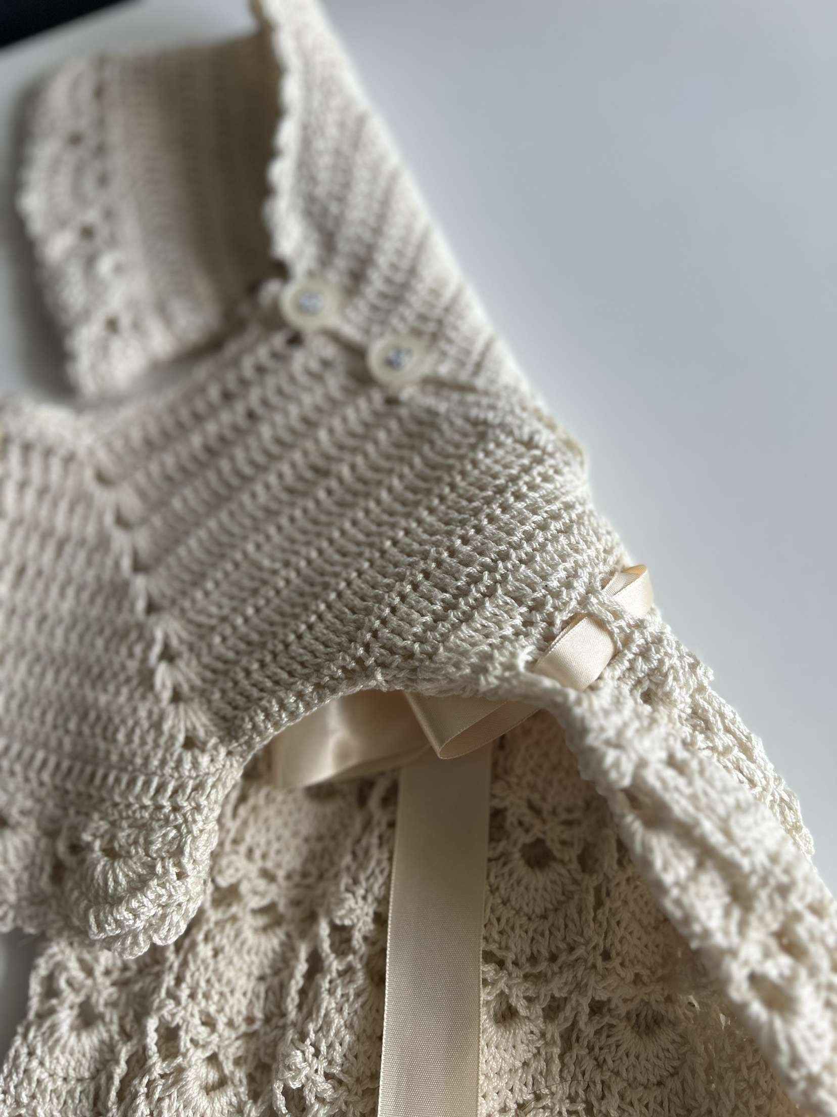 HANDGJORD DOPKLÄNNING MED MÖSSA - Best Clothes