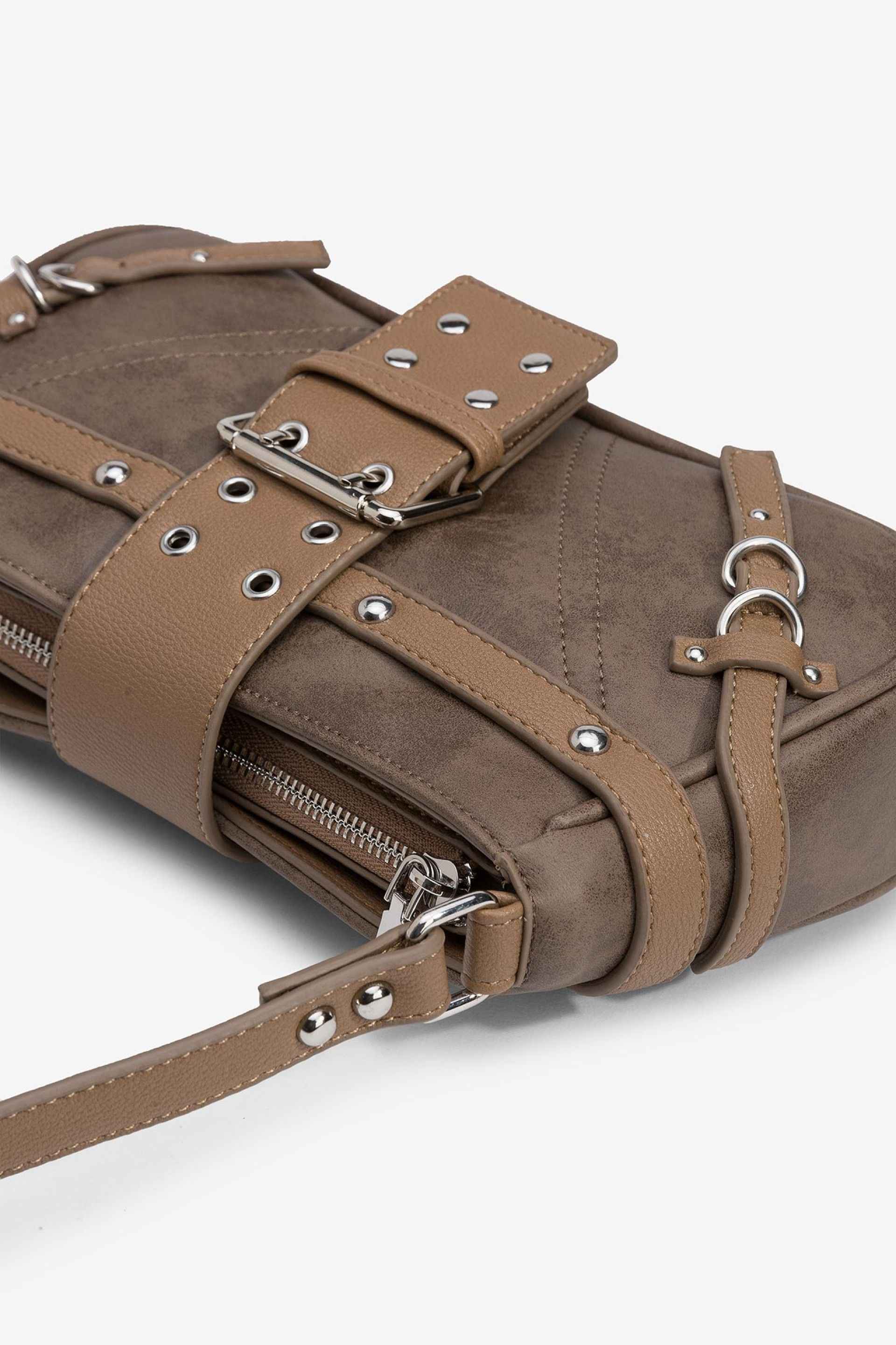 BRUN AXELVÄSKA MED SPÄNNEN  CLEENA