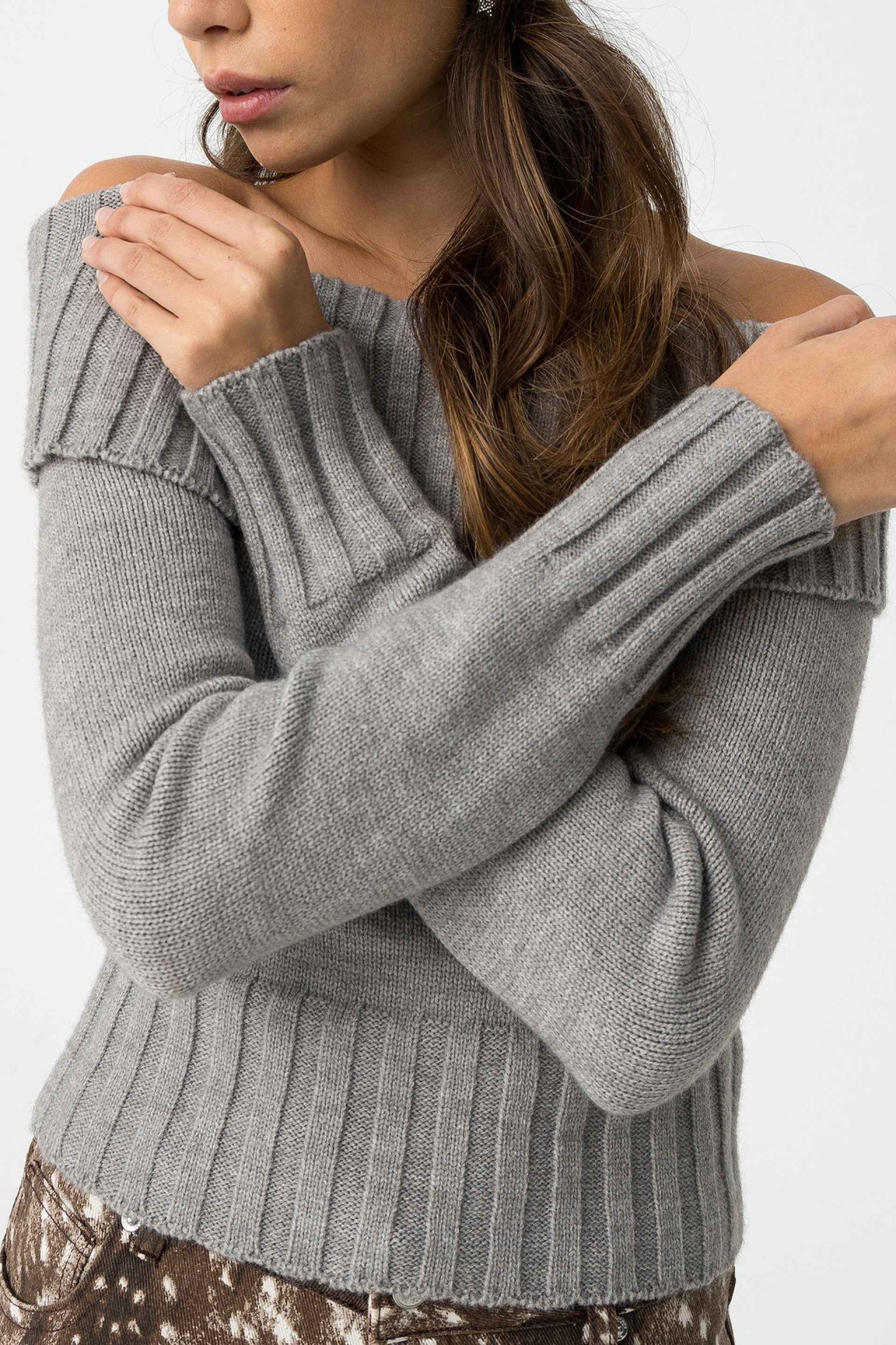CAVERN OFF-SHOULDER RIBBED SWEATER