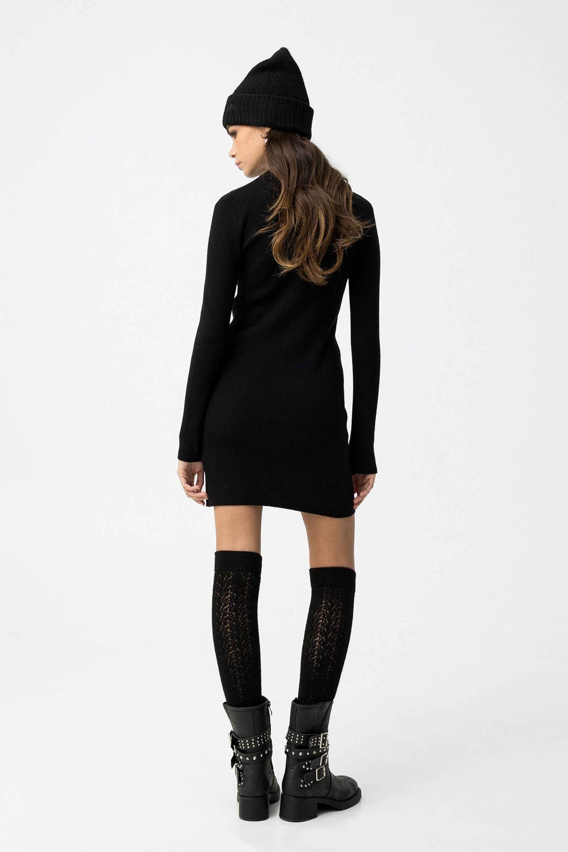 VALLIUM SVART STICKAD KLÄNNING